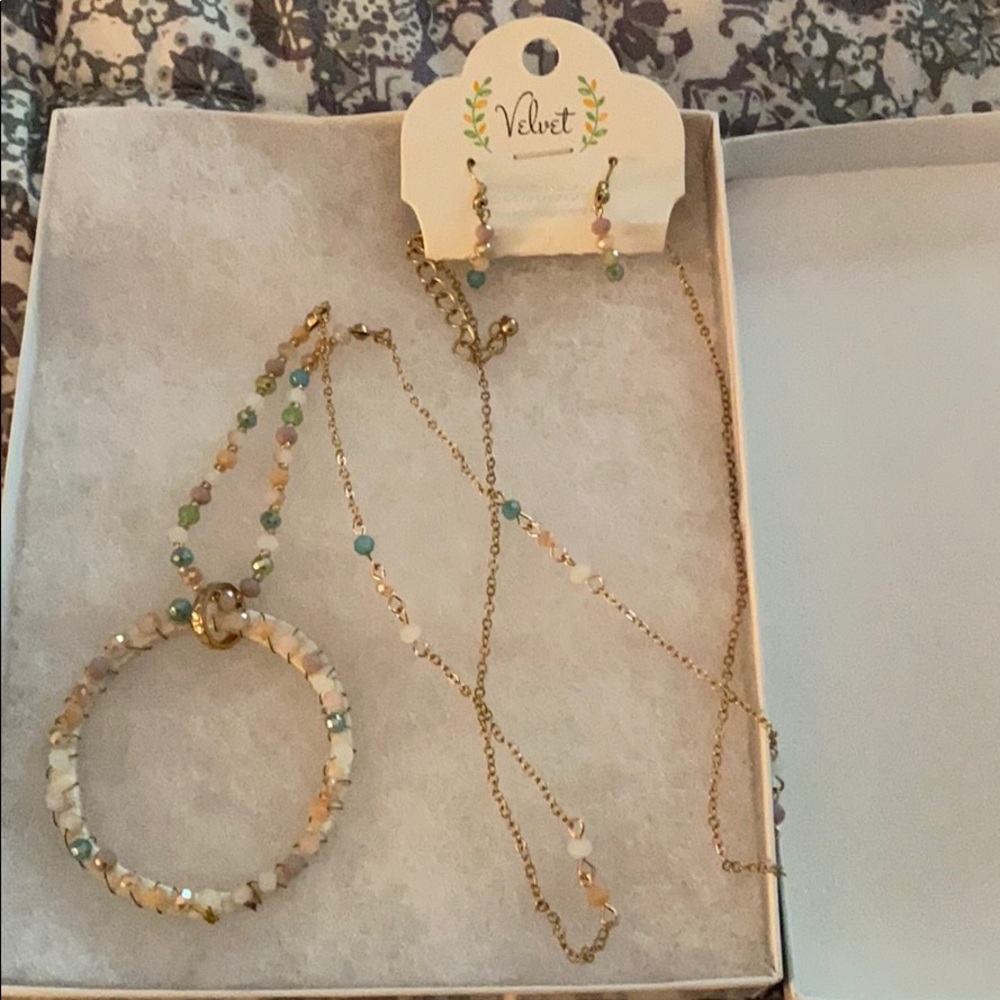 NWT necklace set